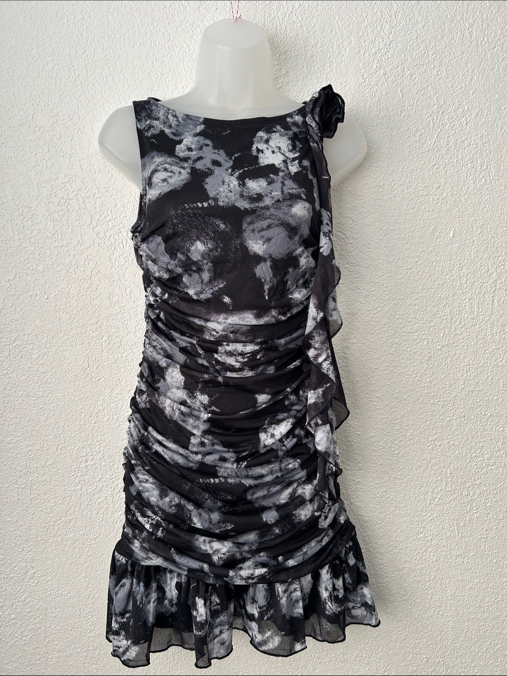 Forever 21 Size S RUFFLE ABSTRACT ROSETTE MINI DRESS - Picture 2 of 9